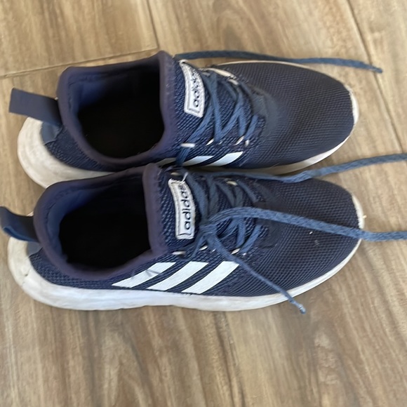 Adidas shoes size 5 - Picture 2 of 2